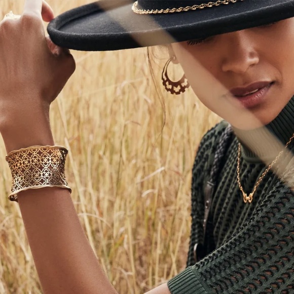 ⭐️HP! Kendra Scott Candice Cuff in 14K Gold-plated Filigree. Brand new! - Picture 4 of 7